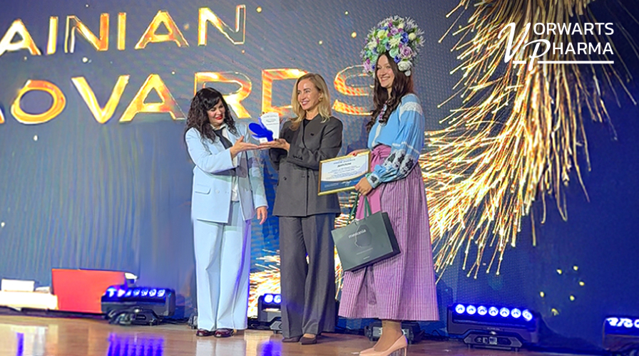 Анна Гончарова получает награду Лидер в сегменте БАДов 2025