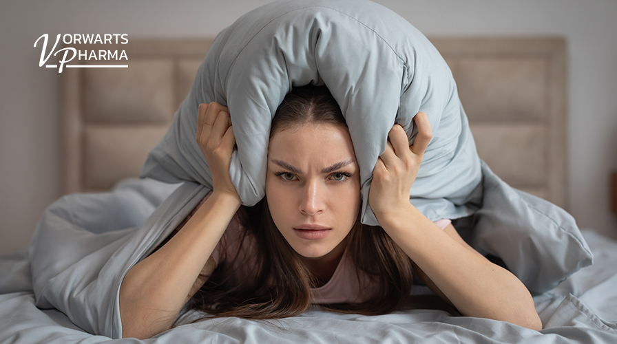 Ilustrācija ar bērnu un pieaugušo, kuri izjūt aizkaitināmību miega trūkuma dēļ